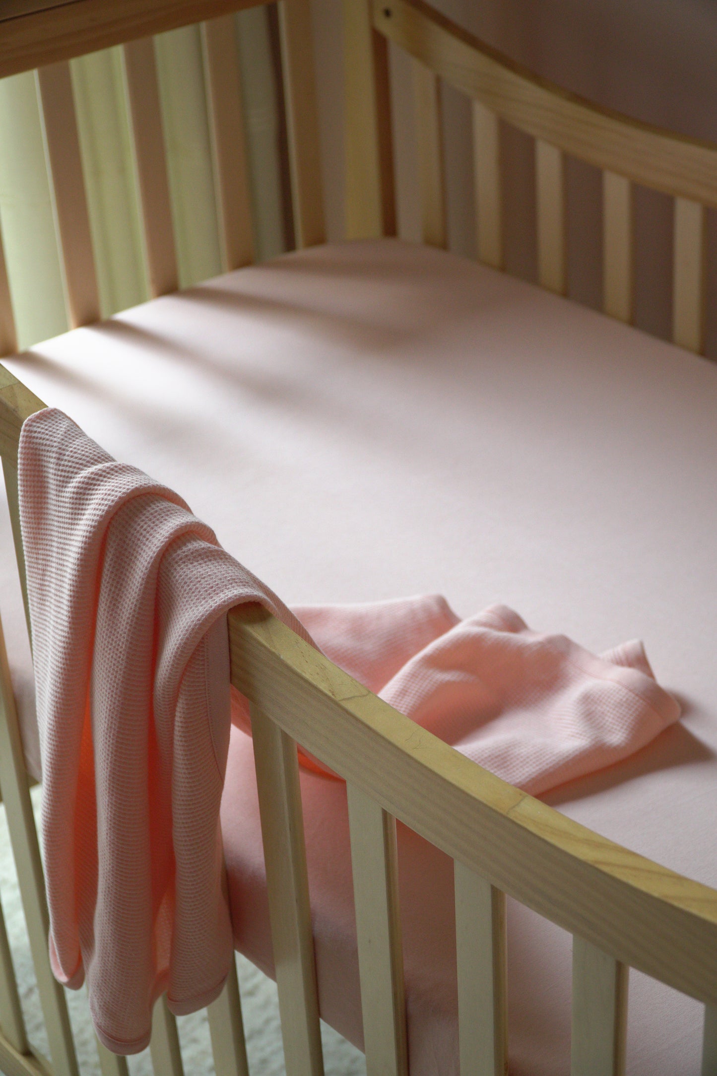 100% Organic Cotton - Crib Sheets Set (2-pack) - Coral and White